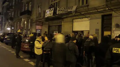 Protest i przepychanki przed skłotem. "Policja broni bogatych przed biednymi"