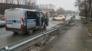 Samochód uderzył w barierki