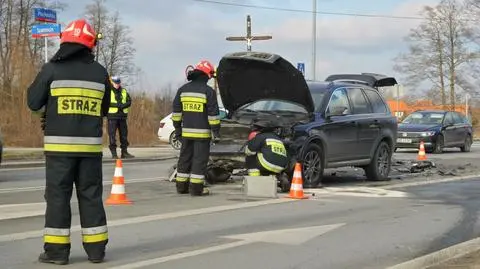 Zderzenie dwóch aut, akcja strażaków. Na Płochocińskiej
