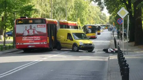 Furgonetka zderzyła się z motocyklem. "Dołączył" do nich autobus