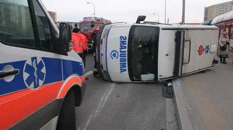 Karetka na boku po zderzeniu z fiatem