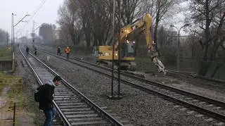 Skracają drogę przez tory