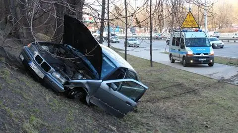 Odpadło mu koło Jazdę skończył na skarpie