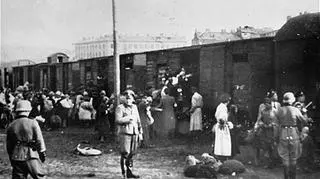 Umschlagplatz przy ulicy Stawki: ludzie oczekają na deportację - fot. United States Holocaust Memorial Museum/Wikimedia