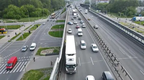 S8 stanęła w korku po zderzeniu ciężarówki z samochodem osobowym 