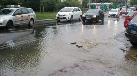 Awaria wodociągu na Saskiej Kępie. "Leje się strumieniami"