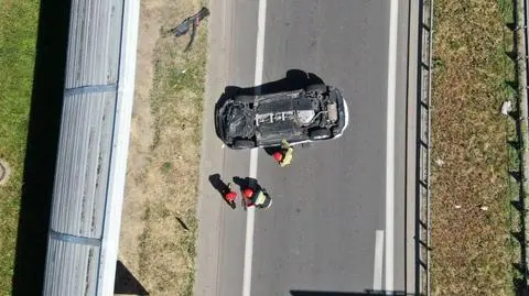 Dachowanie na S8, korek w stronę Żoliborza