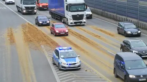 Z ciężarówki wysypał się piach. Trasa S8 stanęła