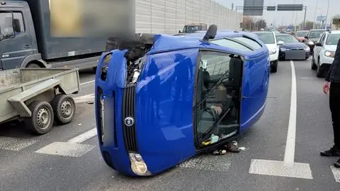 Po kolizji auto przewróciło się na bok, na jezdni leżały puszki po piwie