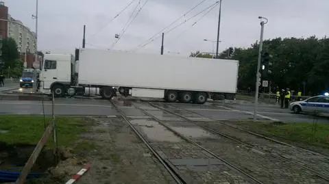 "Zaparkował" tira na rondzie. Nietypowy protest