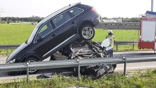 Jedno auto wylądowało na dachu drugiego