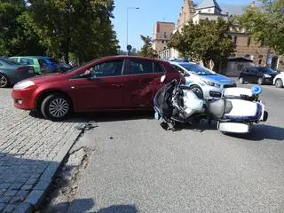 Wypadek z udziałem policjanta drogówki