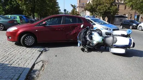 Wypadek z udziałem policjanta drogówki. Motocyklem uderzył w auto osobowe