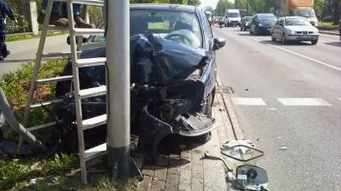 Uderzył z impetem w słup  "Bo honda zajechała mi drogę"