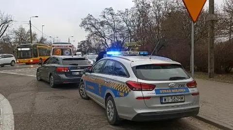 Siedział w samochodzie, "chaotycznie próbował zmieniać biegi i kręcił kierownicą" 