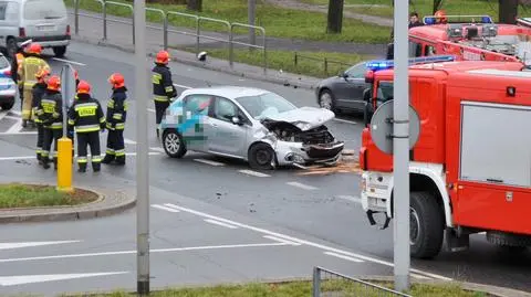 Zderzenie na Żwirki i Wigury. "Przebił barierki, wpadł na trawnik"