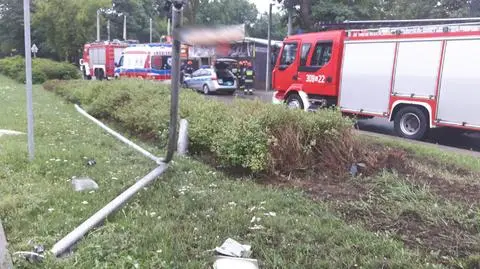 BMW na ogrodzeniu. Kierowca stracił panowanie nad autem