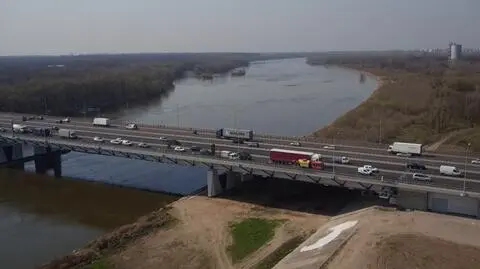 Ktoś porzucił opla na moście Grota-Roweckiego. Auto tamowało ruch