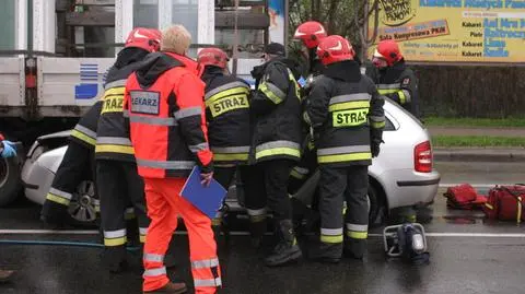 Skoda wjechała w ciężarówkę. Strażacy wydobyli kierowcę