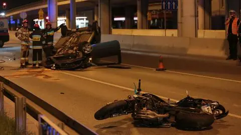 Auto wylądowało na dachu, motocyklista zginął. Areszt dla podejrzanego o spowodowanie wypadku na Modlińskiej