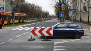 Auto blokuje ulicę