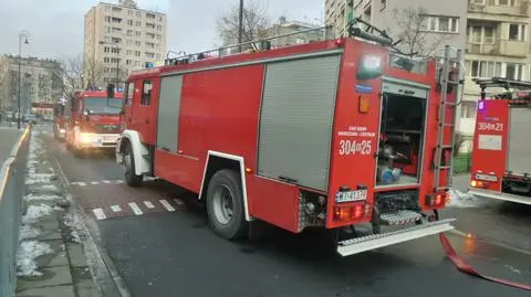 Pożar w garażu podziemnym, kłęby dymu