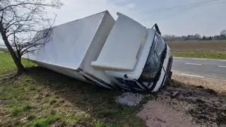 Ciężarówka w rowie w miejscowości Leszno