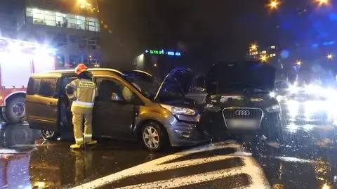 Zderzyli się na środku skrzyżowania. Dwa auta rozbite
