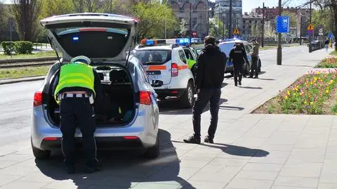 Kierujący radiowozem chciał zawrócić, zderzył się z tramwajem