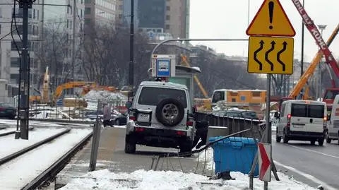 Staranował barierki i wjechał na przystanek