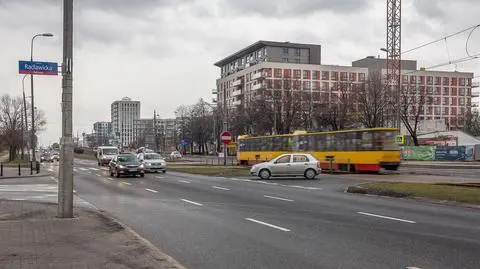 Drogowcy wchodzą na Racławicką. Niebezpieczne skrzyżowanie wreszcie zostanie przebudowane