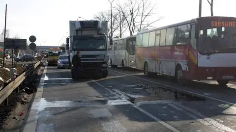 Rozbite ciężarówki zablokowały Trasę Toruńską 