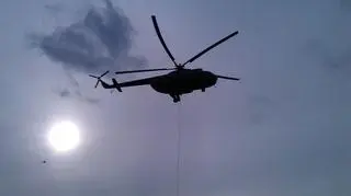 Helikopter podnosi skarby z Wisły