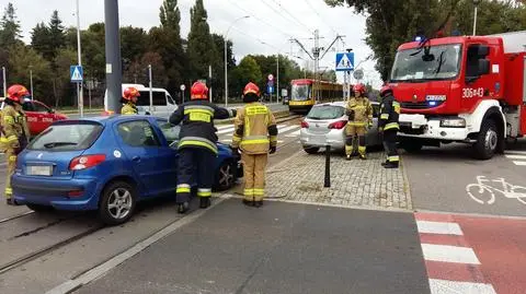 Po zderzeniu auta wpadły na torowisko i zablokowały ruch