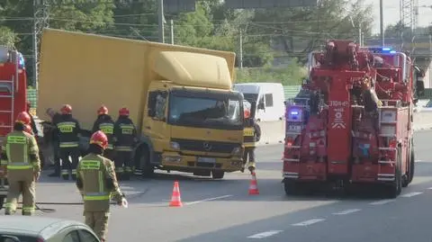 Trasa S8 stanęła w korku. "Ciężarowka zawisła na barierach"