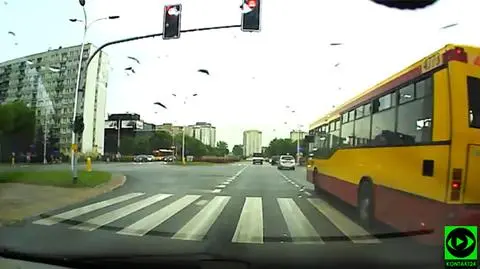 Autobusem na czerwonym. "Tacy ludzie są odpowiedzialni za pasażerów"