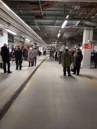 Kolejka do szczepienia na Stadionie Narodowym 