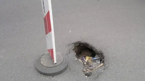 Urzędnicy grzebią w dziurze