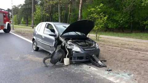 Kobieta wjechała w latarnię. Auto dachowało 