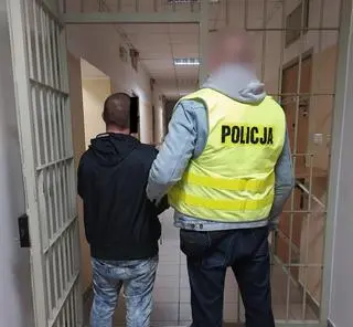 Policjant z zatrzymanym mężczyzną