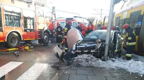 Zderzenie samochodu z tramwajem. Dwie osoby ranne 