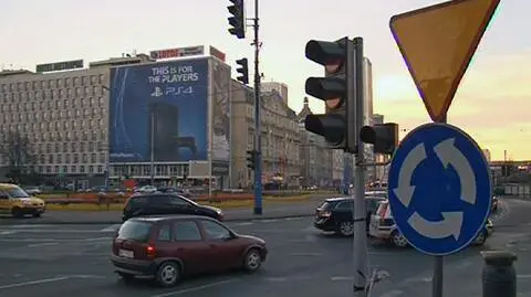 Przy Rotundzie naprawili światła skoszone przez mercedesa