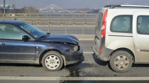 Zderzenie na moście Łazienkowskim. "Tworzą się korki"