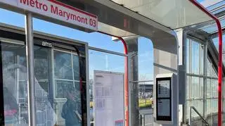 E-rozkład jazdy na przystanku tramwajowym