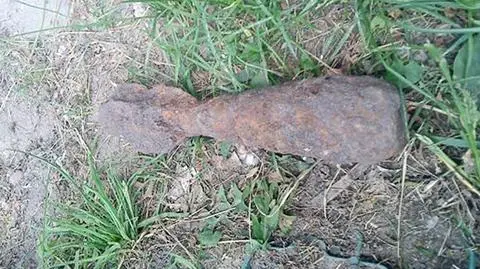Pocisk moździerzowy ukryty pod osiedlowym chodnikiem