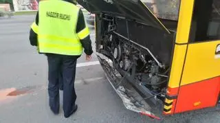 Wypadek na Puławskiej. Peugeot uderzył w autobus