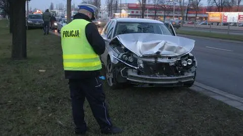 Saabem wjechał w volkswagena. "Miał 2,5 promila, próbował uciekać"