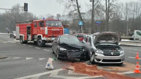 Zderzenie z taksówką na środku skrzyżowania