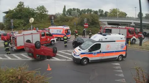 Fiat na dachu po zderzeniu z alfą. Dwie ranne osoby