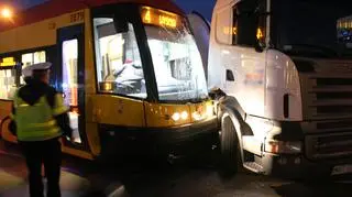 Zderzenie ciężarówki z tramwajem